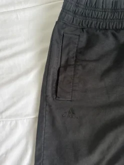 New adidas Adidaksen mustat shortsit