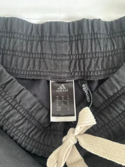 New adidas Adidaksen mustat shortsit