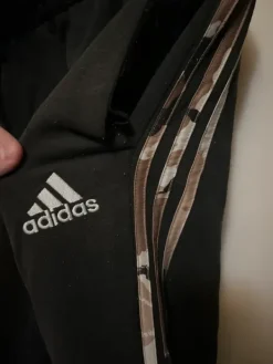 Hot adidas verkkarit