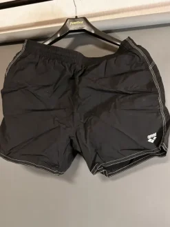 Outlet Arena n uimashortsit M