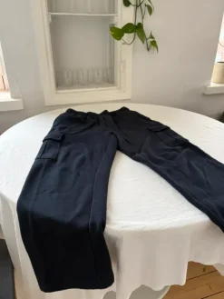 Sale Aritzia collegehousut