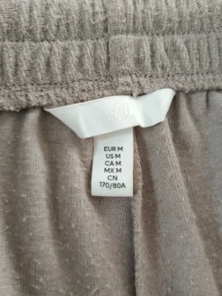 H&M Beige shorts med fickor storlek M