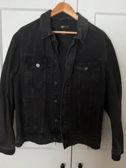 Clearance Bershka musta farkkutakki M