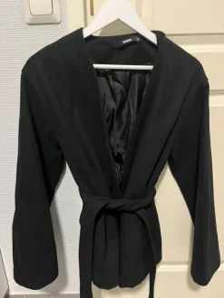 Best Bik Bok musta takki