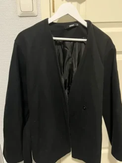 Best Bik Bok musta takki