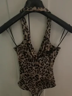 Online Stradivarius Body w panterkę z odkrytymi plecami