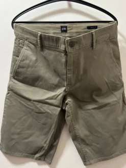 Online Boss in khakin väriset shortsit