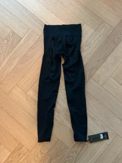 Hot Bo+tee mustat treenileggingsit