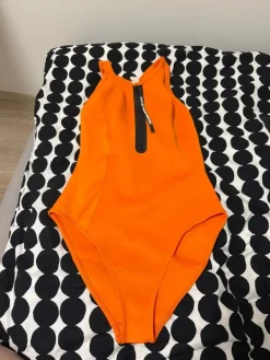 Carin Wester in uimapuku