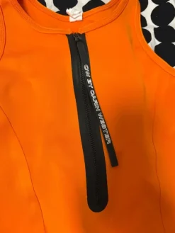 Carin Wester in uimapuku