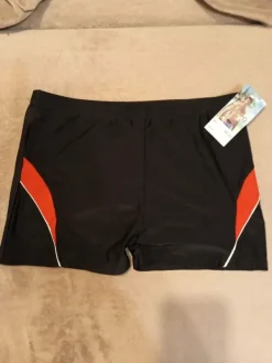 Czarne kąpielówki, z czerwonymi wstawkami.