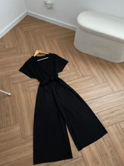 Hot Czarny kombinezon z szerokimi nogawkami