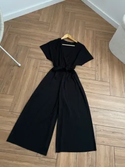 Hot Czarny kombinezon z szerokimi nogawkami