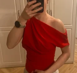 Best Czerwona bluzka na jedno ramię