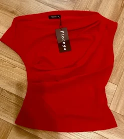 Best Czerwona bluzka na jedno ramię