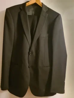 Outlet Dressmann musta puku