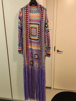 Outlet Extrapitkä takki hapsuilla