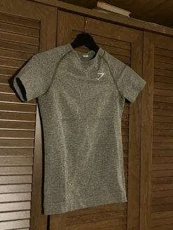 New Gymshark treenipaita