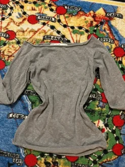 Online harmaa pitkähihainen