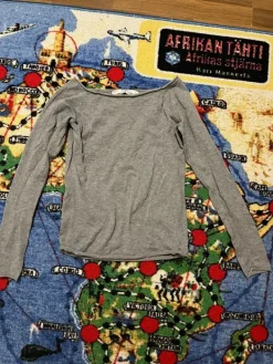 Online harmaa pitkähihainen