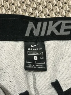 Outlet Harmaat collegehousut