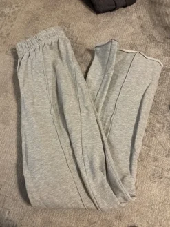 Hot harmaat collegehousut