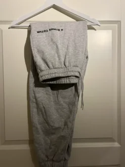 New Harmaat collegehousut