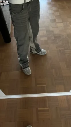 Harmaat flared farkut