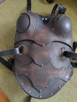 Outlet Harnesk med tuttformer. Läder-rustning.