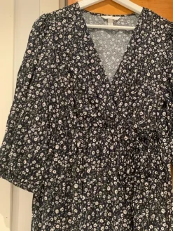 New H&M Mama äitiysmekko