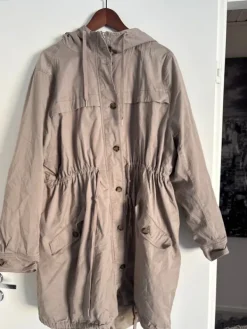 Best H&M mama kevättakki