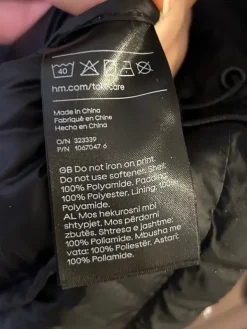 H&M musta Kevyttoppatakki