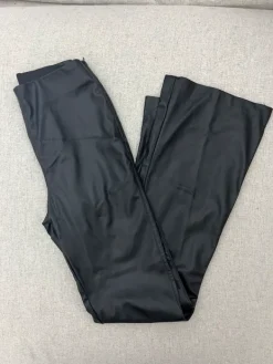 Sale H&M mustat leveälahkeiset keinonahkahousut