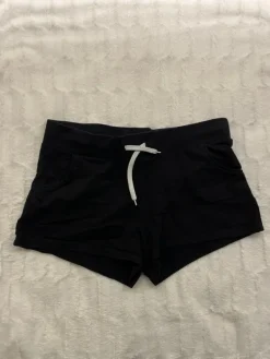 New H&M mustat shortsit