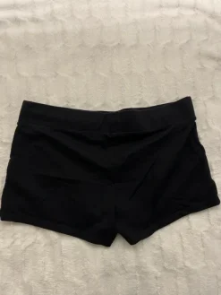 New H&M mustat shortsit