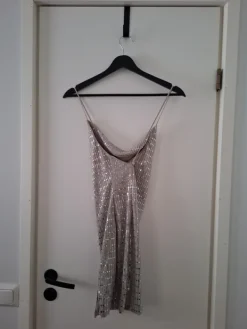 Hot H&M Naruolkaiminen paljettimekko