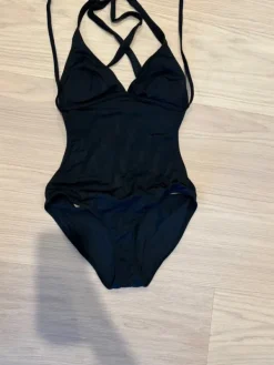 Hot H&M HM uimapuku cut- out malli