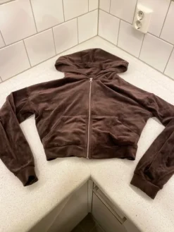 Online Bik Bok Huppari