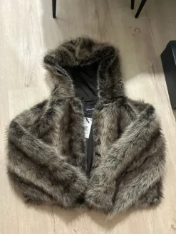 Online hupullinen karvatakki