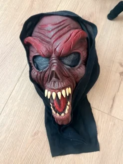 Outlet Hurja demoni-naamiomaski hupulla