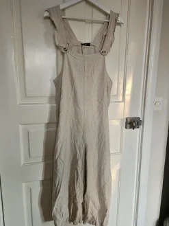 Hot F&F Jupsuit med volangdetalj