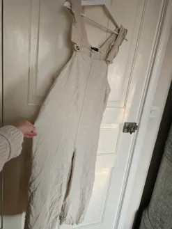 Hot F&F Jupsuit med volangdetalj