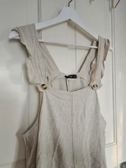 Hot F&F Jupsuit med volangdetalj