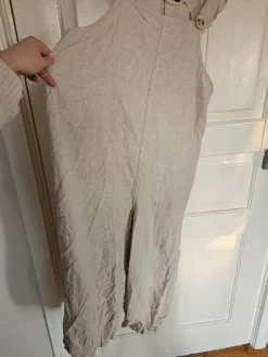 Hot F&F Jupsuit med volangdetalj