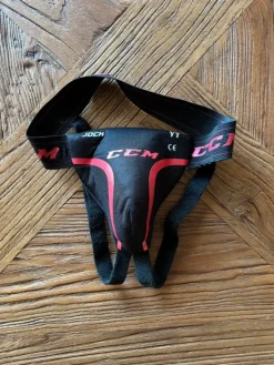 Clearance CCM Kamppailulaji munasuojat