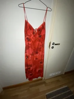 Online Kaunis punainen mekko