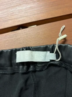 New Pieces Keinonahka shortsit