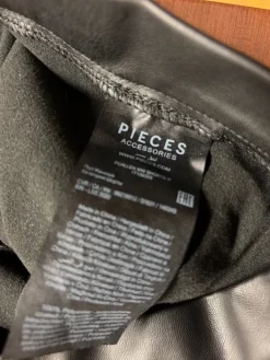 New Pieces Keinonahka shortsit