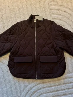 Best Kevyt tikkitakki kultaisilla yksityiskohdilla