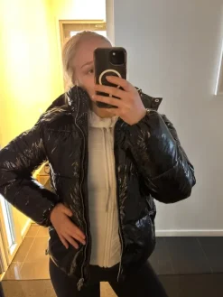 Hot Nelly Kiiltävä puffer 🖤